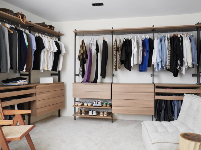 Un dressing ouvert, une combinaison de métal et de bois. incluant tiroirs, tablette